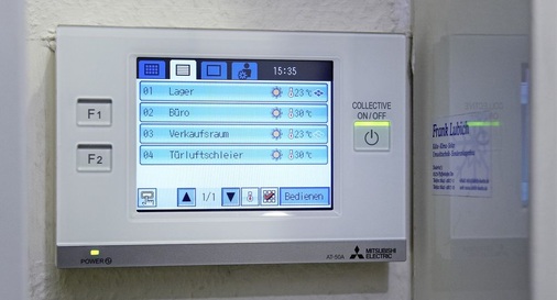 Abb. 6 Zur intuitiven Bedienung werden ein 5“-Farb-Touchscreen und zwei frei belegbare Funktionstasten verwendet. - © Mitsubishi Electric
