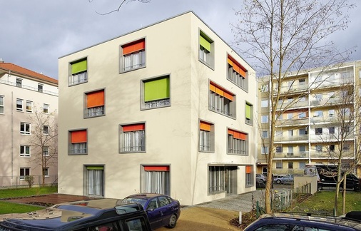 Abb. 2 Im Elternhaus der Kinderhilfe Dresden wurde die kostengünstige Beheizung durch eine Abkopplung der Trinkwassererwärmung sichergestellt und…