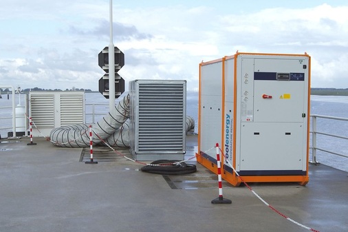 Abb 3 Über flexible Spiralschläuche

gelangte die vorgekühlte Luft

in die vorhandenen Luftansauggehäuse.