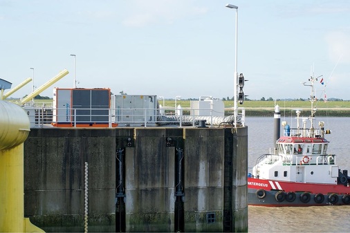 Abb.2 Die Kaltwassersätze wurden

auf den Strompfeilern, die die Pumpenräume

beherbergen, positioniert.