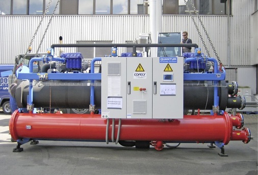 Abb. 2 Das Einbringen der Quantum-­Kältemaschinen in die PrinovisKältezentrale in 11 m Höhe war ­Zentimeterarbeit.