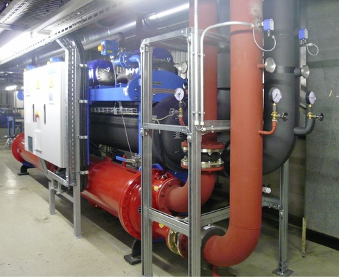 Abb. 3 Beide Quantum-Kältemaschinen haben drei Radial­turboverdichter. Fällt einmal ein ­Verdichter aus, kompensieren die rest­lichen in Betrieb ­befindlichen Kom­pressoren die fehlende Kälteleistung durch Anheben der Drehzahl.