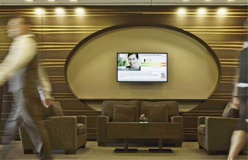 Abb. 5 Green Building Monitor in der Hotellobby. Energiedaten und periphere Inhalte werden vom Siemens Advantage Operation Center in Frankfurt am Main eingespielt.