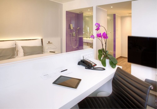 Abb. 3 Blick in ein Hotelzimmern mit 3D-Flachbildschirm.