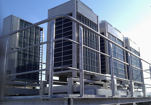 Abb. 2 Die Außengeräte auf dem Hoteldach.