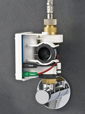 Abb. 2 Der Generator HyTronic185/186 wird zwischen Eckventil und Anschlussschlauch der Waschtisch­armatur eingebaut und über verwechslungssicher markierte Kabelverbindungen mit der Armatur verbunden.