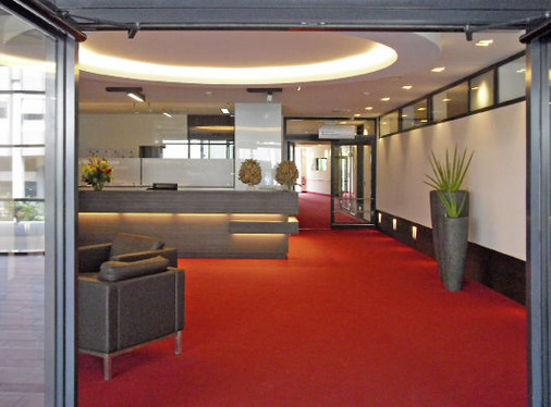 Abb. 2 …schon der ­Empfangsbereich macht das hotelartige, architektonisch ­geprägte Konzept des Hauses deutlich.