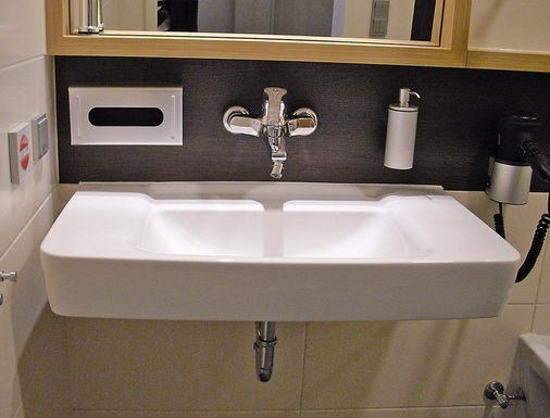 Abb. 3 Auch beim Eintritt in das Patientenbad geht das wohnliche Hotelfeeling nicht verloren. Der moderne Waschtisch aus der Serie Renova Nr. 1 Plan gibt mit seinem puristischen Design dem Raum eine Privatbad-ähnliche Note und bietet komfortable Ablageflächen.