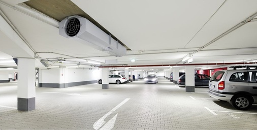 Abb. 3 Die Verkehrswege sind (in etwa) auch Lüftungswege: Nach diesem Prinzip wurden die Jet-Ventilatoren platziert, sodass die durchmischte CO-belastete Luft in jedem Geschoss bis zur zentralen Absaugung gewissermaßen „durchgereicht“ wird.