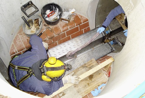 Abb. 4 Das Montageteam von Uhrig im Einsatz. Schnittstelle für deren Gewerk ist die Außenhaut des Kanals, wo die Übergabe an den Tiefbauer erfolgt.