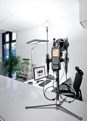 Abb. 2 Bei der Behaglichkeitsmessung am Arbeitsplatz werden in Knöchel-, Brust- und Kopfhöhe Temperatur und Strömungsgeschwindigkeit und damit der Turbulenzgrad über eine längere Zeitspanne erfasst, um die Zuglufteinwirkung auf eine Person im Raum analysieren zu können.