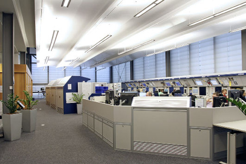 Abb. 2 …bis zu 60 Fluglotsen arbeiten gleichzeitig im Center. Die hohe Gerätedichte sowie ein stark vom Außenklima abhängiges Raumklima führten zu auffälligen Zug­erscheinungen und in Folge zu vielen ­Beschwerden über das Raumklima.