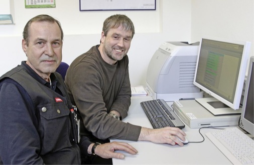 Abb. 7 Freuen sich über das nahezu optimale Raumklima: Jürgen Schäffer (links) von der DFS und Carsten Ferber von der Siemens-Division Building Technologies. Das von Siemens für „die S7“ entwickelte BauerOptimierungs-Modul bietet eine durchgängige Transparenz und bewerkstelligt den hohen Kommunikationsbedarf des BaoptRegelungsalgorithmus.