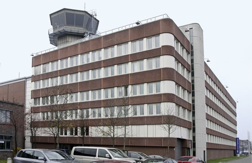 Zentrales Verwaltungsgebäude der Deutschen Flugsicherung in Bremen mit Tower.