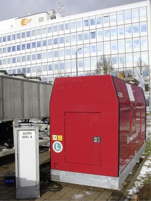 Abb. 2 Notstromversorgung mit einer Dauerleistung von 300 kVA und Netzgenerator-Umschaltschrank.