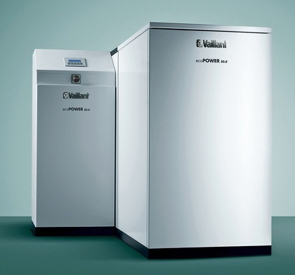 Abb. 4 Das BHKW ecopower 20.0 mit nebenstehender Steuerungs- und Hydraulikeinheit. Durch die ­schmale Bauweise und eine Breite von 740 mm lässt sich das BHKW durch Normtüren einbringen.