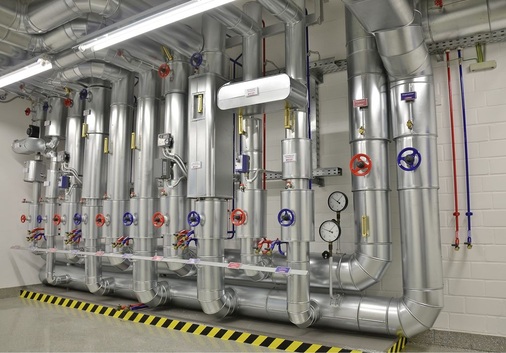 Abb. 3 Die Heizungs­anlage wurde auf eine witterungs­geführte Rücklauf­temperaturregelung umgestellt. Zudem ­lassen sich die einzelnen Gebäudebereiche nun individuell regeln.