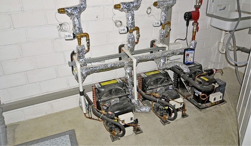 Abb. 4 Wärmerückgewinnung: Die Abwärme der Kälteerzeugung für den Kühlraum der Kantinenküche wird in einem Pufferspeicher für die Trinkwassererwärmung der Küche gesammelt.