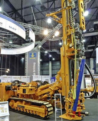 Abb. 2 Auf der Geotherm in ­Offenburg (3477 Fachbesucher, 174 Aussteller) lag der Schwerpunkt auf der ­Präsentation von Bohranlagen, Erdwärmesonden und Verpressmateria­lien. Am Bohrloch steht hingegen oftmals nicht die richtige ­Ausrüstung zur Verfügung.