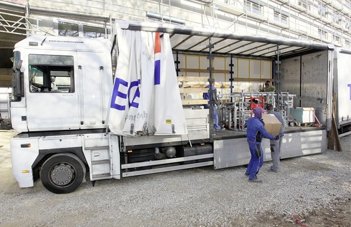 Abb. 2 Just in time: Die vorgefertigten Haustechniksysteme kommen am Installationstag einbau- und anschlussfertig direkt auf die Baustelle. Es muss kein Material zwischengelagert werden.