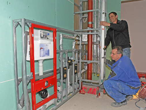 3 Schnell montiert.

Ein Tece-Anwendungstechniker

weist

einen Monteur auf

der Baustelle ein.