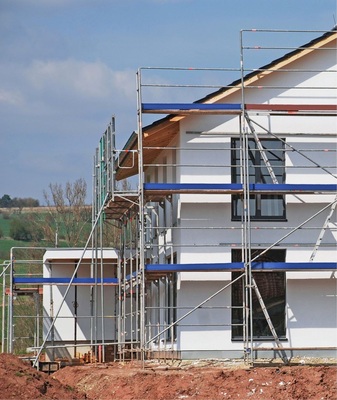 Abb. 2 Mit verputzten Holzfaserplatten gedämmtes Gebäude. Ohne anspruchsvolle Dämmstandards — auch bei der Verwendung biogener Brennstoffe zum Heizen — lassen sich die übergeordneten ­Klimaschutzziele nicht erreichen. Bauherren ­können bei zu geringem Wärmeschutz zudem schnell in eine Kostenfalle tappen.