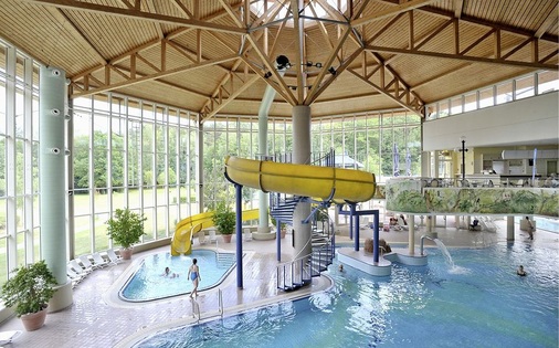 Abb. 1 Schwimmhalle mit Erlebnisbecken. Die Wirtschaftlichkeit der zwingend ­erforderlichen Luftentfeuchtung kann über die Auswahl des SchwimmhallenKlimageräts sehr deutlich beeinflusst werden.