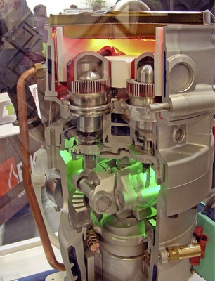 Abb. 6 Schnitt durch den Whispergen-Stirlingmotor. In Mondragon, Spanien, wird derzeit eine Fertigungskapazität für 30000 Whispergen-Geräte ­aufgebaut. - © Wolfgang Schmid
