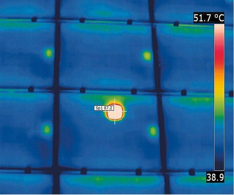 Abb. 10 Schadensbeispiel Hotspot, der auf eine physikalische Beschädigung im Zellinnern hinweist. - © Flir
