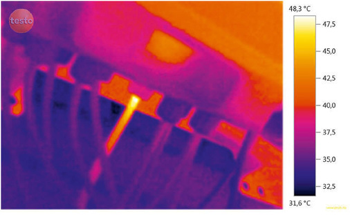 12 Überprüft werden

können auch Anlagenkomponenten,

wie

elektrische Verbindungen

oder Wechselrichter:

Hier ist ein fehlerhafter

Wechselrichter-

Anschluss sichtbar.