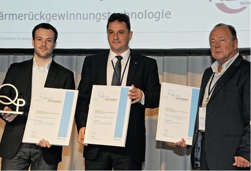 Abb. 2 Thomas Graupensberger, Daikin, (Mitte) überreicht den Daikin Planerpreis 2012 an Jan Mößinger (links) von HSE Technik. Auch Dipl.-Ing. (FH) Ewald Etzel, Etzel TGA Ingenieurgesellschaft wurde ausgezeichnet.