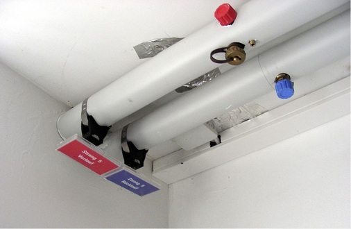 Abb. 4 …die Heizungsverteilung liegt in der Außenwand, eingeschlitzt hinter der Wärmedämmung. Innerhalb der Wohnungen gibt es keine Rohrverteilung.