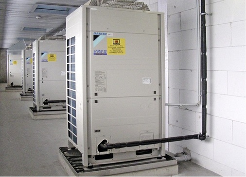 Abb. 6 …um den Reif- und Eisansatz im Winter zu verzögern sind die Daikin-Außengeräte in einer überdachten Außenzone aufgestellt.