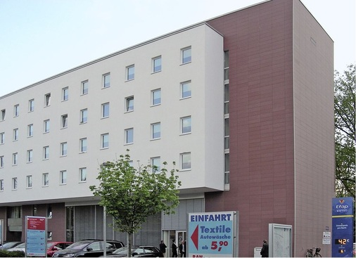 Abb. 5 Etap Hotel ­Augsburg City. Der Energieverbrauch pro Zimmer soll bei nur 2 kWh/d liegen;…