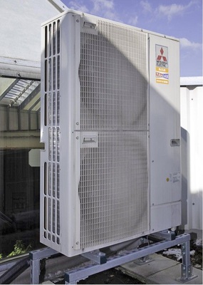 Abb. 7 Eine Luft/Wasser-Wärmepumpe heizt und kühlt das nachträglich aufgestockte ­Obergeschoss;…