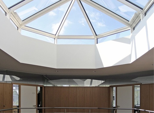 Abb. 8 …für den Bauherrn ist die Heiz-/Kühldecke die sanftere Alternative zum VRF-System.