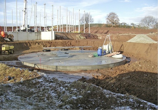 Abb. 10 …Grundplatte für den Eisspeicher: Er fungiert im Winter als Wärmequelle für die Wärmepumpe und im Sommer als Kaltwasserspeicher für die Gebäude­ temperierung.