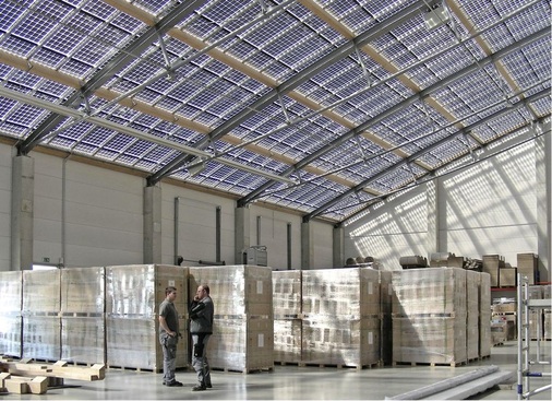 Abb. 9 Das Indach-PV-System des Plus-Energie-Gewerbebaus von Galaxy Energy verbreitet aufgrund der transparenten Rückfolie ein angenehmes Licht. ­Offen ist, aus welchem Material der trans­parente Wärmekanal zwischen den Pfetten gebaut werden soll;…