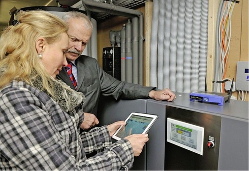 Abb. 12 …stolz zeigt die Hausbesitzerin, Dr. Ildiko Sugar, ihre „App“ zum Steuern der komplexen Anlage.