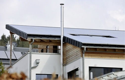 Abb. 11 Plus-Energie-Wohnhaus mit Photovoltaik-Anlage, Lithium-Ionen-Akku, Wärmepumpe und Heizungspufferspeicher;…