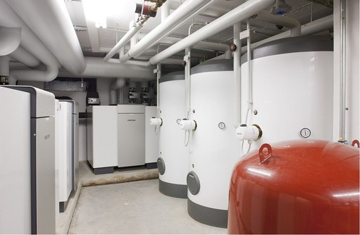 Abb. 3 Die drei vorhan­denen 600-l-Warmwasserspeicher der ­alten Anlage blieben erhalten und werden weiterhin genutzt.