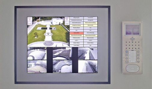 Abb. 3 Über einen ­Touchpanel-PC im Flur lässt sich die gesamte Technik kontrollieren und der Besuch schon an der Gartentür ­erkennen.
