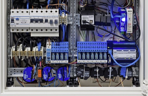 Abb. 6 Um Steuerungskomponenten erweiterter Schaltschrank: Oben rechts die blaue W&T-Motherbox mit Netzteil, darunter das Web-IO Digital, daneben die Koppel­relais.