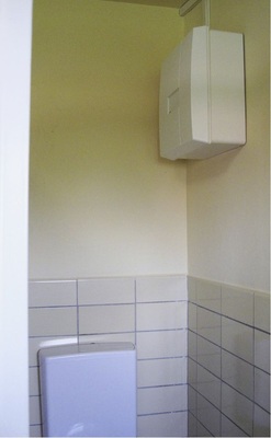 Abb. 4 Auch in den WC-Kabinen kamen Lüftungsgeräte zum Einsatz. Hier sind sie mit einem Bewegungssensor ausgestattet. - © Meltem
