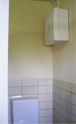 Abb. 4 Auch in den WC-Kabinen kamen Lüftungsgeräte zum Einsatz. Hier sind sie mit einem Bewegungssensor ausgestattet.