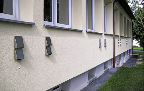Abb. 3 Unterhalb der Fensterbrüstungen befinden sich die Stutzen für die Luftzufuhr und die Luftabfuhr der dezentralen Lüftungsgeräte. Sie wurden im Erdgeschoss und im Souterrain installiert.