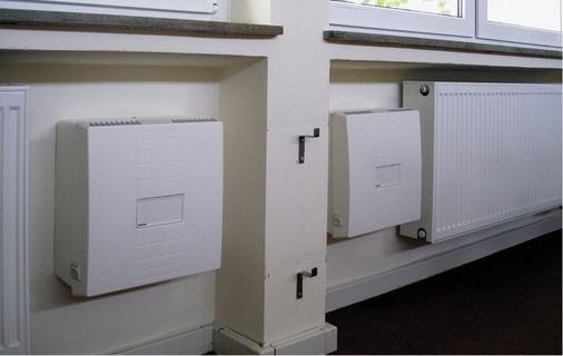 Abb. 2 Die Heizkörpernischen boten ausreichend Platz für die Montage der Lüftungsgeräte. In den Klassenzimmern kamen je nach Raumgröße drei oder vier Einheiten in einer Aufputzversion zum Einsatz.