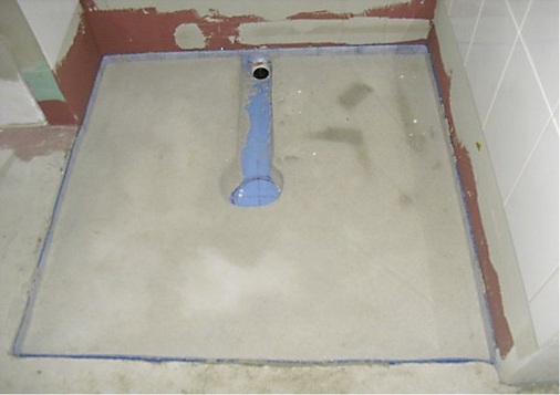 Abb. 9 Auf dem ausgehärteten Estrichsockel wird das Duschsystem installiert.