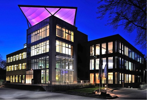 Abb. 7 Ohne intelligente Gebäude lassen sich Smart-Grid-Funktionen kaum verwirk­lichen. Größte Hemmschwelle ist der Ge­werke-Egoismus. Im Fraunhofer-inHaus-Zentrum in Duisburg werden seit über zehn Jahren zukunftsorientierte Produktkomponenten und System­lösungen entwickelt, erprobt und zur Marktreife gebracht.