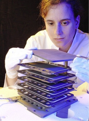 Abb. 4 Die Standfestigkeit von Brennstoffzellen-Stacks — im Bild eine SOFC-Zelle — muss bis zur Markteinführung der Geräte noch signifikant verbessert werden.